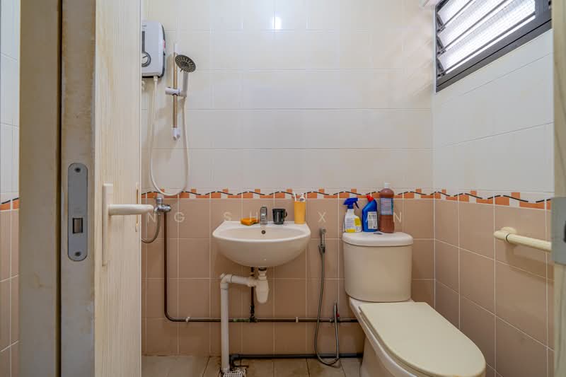 685 Hougang Street 61, 685 Hougang Street 61, 2 Bedrooms, 689 sqft, HDB Flat For Sale, by Ng Shi Xian, 500243713 - Master Bathroom - PropertyGuru.com.sg
