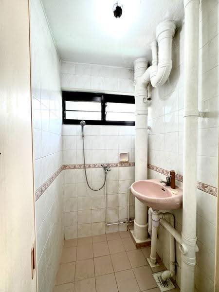 2 Ghim Moh Road, 2 Ghim Moh Road, 3 Bedrooms, 700 sqft, HDB Flat For Sale, by Jessica Soo, 500243771 - Bathroom - PropertyGuru.com.sg