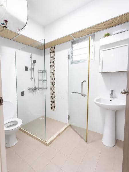 490D Choa Chu Kang Avenue 5, 490D Choa Chu Kang Avenue 5, Dairy Farm / Bukit Panjang / Choa Chu Kang, 3 Bedrooms, 1,216 sqft, HDB Flat For Sale, by Marcus Chong, 500243822 - Common Bathroom - PropertyGuru.com.sg