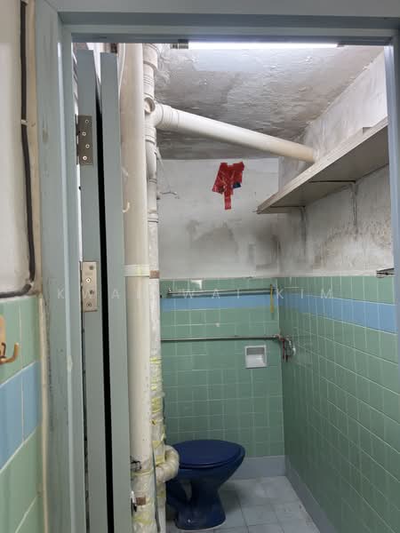 64 Circuit Road, 64 Circuit Road, 2 Bedrooms, 635 sqft, HDB Flat For Sale, by Kwan Wai Kim, 500243828 - Bathroom - PropertyGuru.com.sg