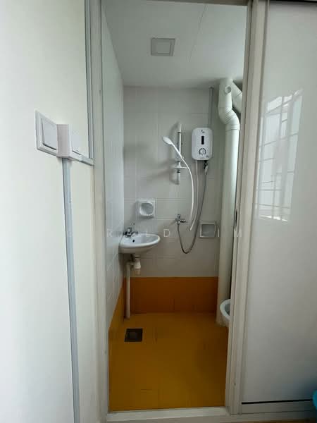 Queens, 10 Stirling Road, Room Rental, 150 sqft, Condominium For Rent, by Gerald Lim, 500243831 - Bathroom - PropertyGuru.com.sg