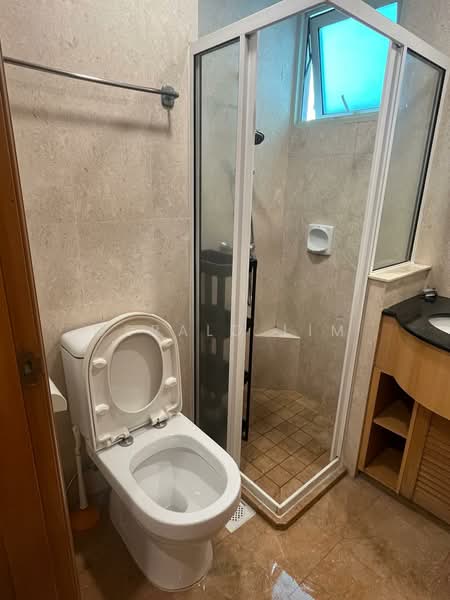 Queens, 10 Stirling Road, Room Rental, 150 sqft, Condominium For Rent, by Gerald Lim, 500243831 - Bathroom - PropertyGuru.com.sg