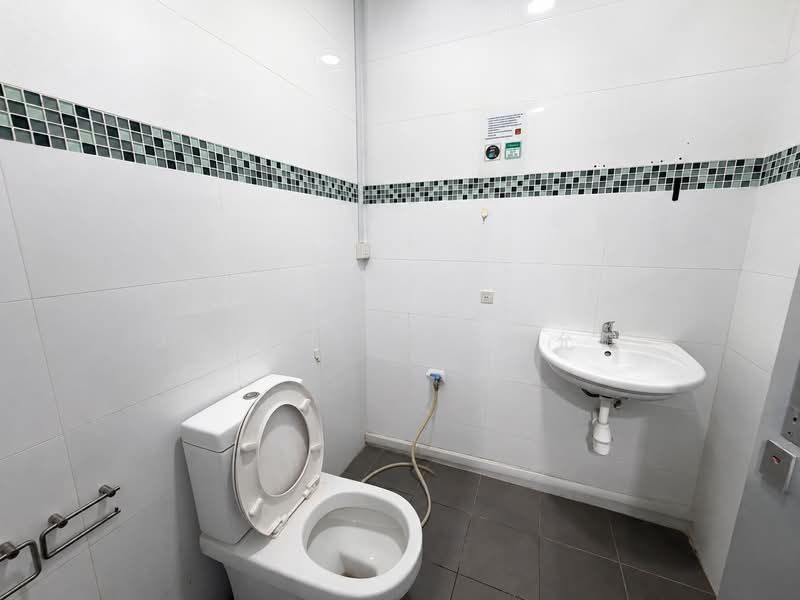 TCH Techcentre, 71 Toh Guan Road East, 1,636 sqft, Factory / Workshop (B2) For Rent, by Javier Ng 黄允健, 500243846 - Bathroom - CommercialGuru.com.sg