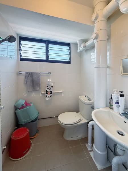 418 Bedok North Avenue 2, 418 Bedok North Avenue 2, 3 Bedrooms, 990 sqft, HDB Flat For Rent, by Gabriel Tan, 500243851 - Common Bath  - PropertyGuru.com.sg