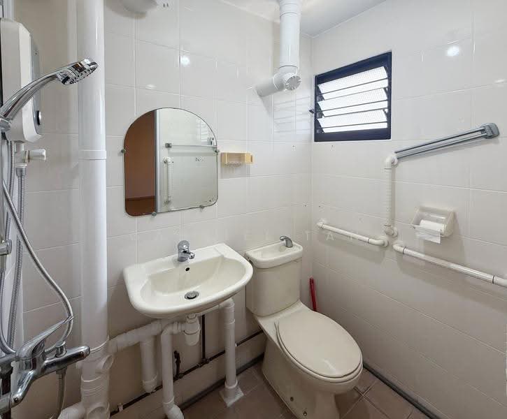418 Bedok North Avenue 2, 418 Bedok North Avenue 2, 3 Bedrooms, 990 sqft, HDB Flat For Rent, by Gabriel Tan, 500243851 - Master Bathroom - PropertyGuru.com.sg
