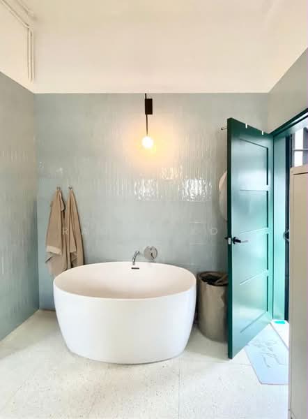 Stangee Place, Stangee Place, 2 Bedrooms, 1,077 sqft, Walk-up Apartment For Rent, by Rachel Koh, 500243856 - Bathroom - PropertyGuru.com.sg