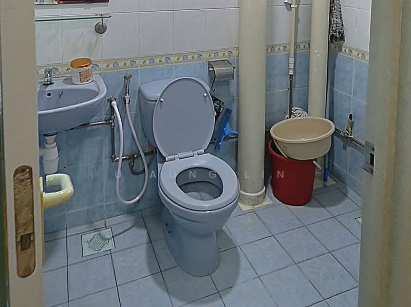 75B Redhill Road, 75B Redhill Road, 3 Bedrooms, 1,076 sqft, HDB Flat For Sale, by U Aung Lin, 500243876 - Bathroom - PropertyGuru.com.sg