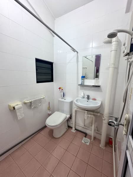 106 Hougang Avenue 1, 106 Hougang Avenue 1, 2 Bedrooms, 872 sqft, HDB Flat For Rent, by Yumi Leong, 500244021 - Bathroom - PropertyGuru.com.sg