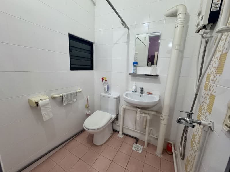 106 Hougang Avenue 1, 106 Hougang Avenue 1, 2 Bedrooms, 872 sqft, HDB Flat For Rent, by Yumi Leong, 500244021 - Bathroom - PropertyGuru.com.sg