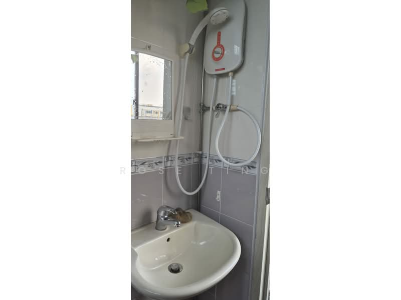 549 Ang Mo Kio Avenue 10, 549 Ang Mo Kio Avenue 10, Room Rental, 150 sqft, HDB Flat For Rent, by Rose Ting, 500244038 - Bathroom - PropertyGuru.com.sg