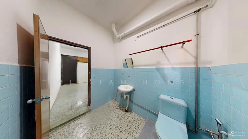 2-storey Original Charm Semi-D Near Serangoon MRT, Nex, Maris Stella & PLMGS, Freehold Semi-D Near Serangoon MRT, Nex & Maris Stella & PLMGS, Hougang / Punggol / Sengkang, 4 Bedrooms, 2,511 sqft, Semi-Detached House For Sale, by William Hong, 500244061 - Bathroom - PropertyGuru.com.sg