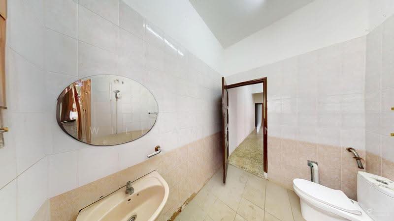 2-storey Original Charm Semi-D Near Serangoon MRT, Nex, Maris Stella & PLMGS, Freehold Semi-D Near Serangoon MRT, Nex & Maris Stella & PLMGS, Hougang / Punggol / Sengkang, 4 Bedrooms, 2,511 sqft, Semi-Detached House For Sale, by William Hong, 500244061 - Bathroom - PropertyGuru.com.sg
