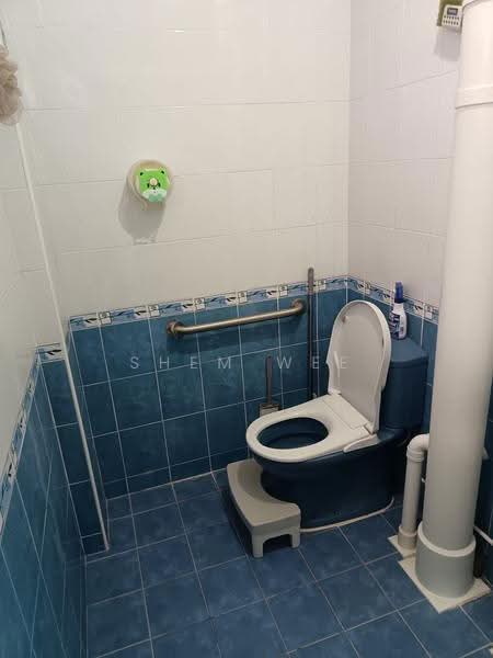 402 Jurong West Street 42, 402 Jurong West Street 42, Room Rental, 80 sqft, HDB Flat For Rent, by Shem Wee, 500244066 - Bathroom - PropertyGuru.com.sg