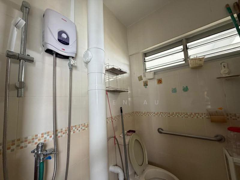 225 Ang Mo Kio Avenue 1, 225 Ang Mo Kio Avenue 1, 2 Bedrooms, 883 sqft, HDB Flat For Rent, by Eileen Au, 500244213 - Bathroom - PropertyGuru.com.sg
