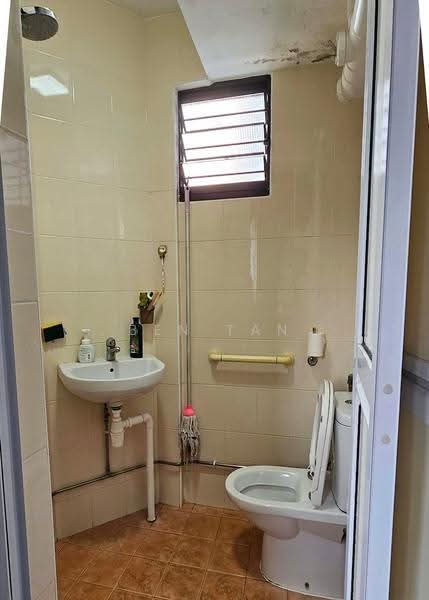 115 Jurong East Street 13, 115 Jurong East Street 13, Boon Lay / Jurong / Tuas, 2 Bedrooms, 721 sqft, HDB Flat For Sale, by Ben Tan, 500244284 - Common Bathroom - PropertyGuru.com.sg
