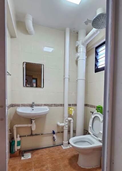115 Jurong East Street 13, 115 Jurong East Street 13, Boon Lay / Jurong / Tuas, 2 Bedrooms, 721 sqft, HDB Flat For Sale, by Ben Tan, 500244284 - Master Bathroom - PropertyGuru.com.sg
