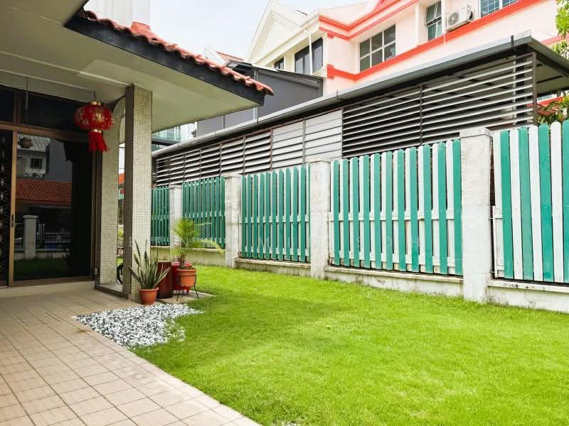 AFFORDABLE CORNER-TERRACE NEAR MRT, 1-2 KM To Tao Nan, Haig Girls' & 1 KM to St Stephen's Schools, 4 Bedrooms, 2,000 sqft, Corner Terrace For Sale, by Benjamin Soh, 500244334 - Exterior - PropertyGuru.com.sg
