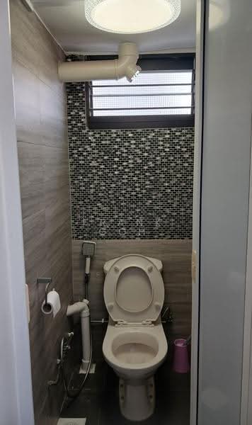 214 Lorong 8 Toa Payoh, 214 Lorong 8 Toa Payoh, 3 Bedrooms, 881 sqft, HDB Flat For Sale, by Frank Goh, 500244359 - Bathroom - PropertyGuru.com.sg