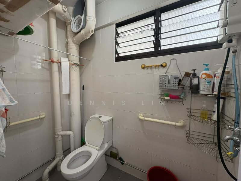 338 Bukit Batok Street 34, 338 Bukit Batok Street 34, 3 Bedrooms, 958 sqft, HDB Flat For Sale, by Dennis Lim, 500244360 - Bathroom - PropertyGuru.com.sg