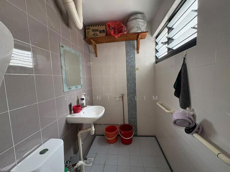 338 Bukit Batok Street 34, 338 Bukit Batok Street 34, 3 Bedrooms, 958 sqft, HDB Flat For Sale, by Dennis Lim, 500244360 - Bathroom - PropertyGuru.com.sg