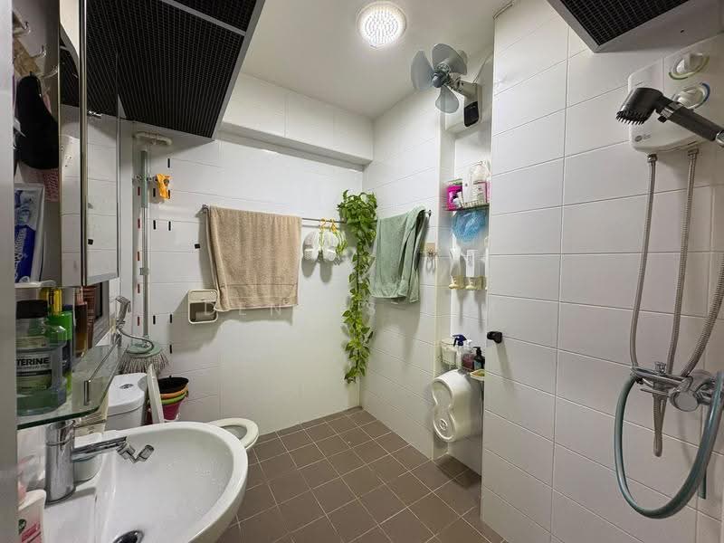440A Bukit Batok West Avenue 8, 440A Bukit Batok West Avenue 8, 1 Bedroom, 505 sqft, HDB Flat For Sale, by Dennis Lim, 500244408 - Bathroom - PropertyGuru.com.sg