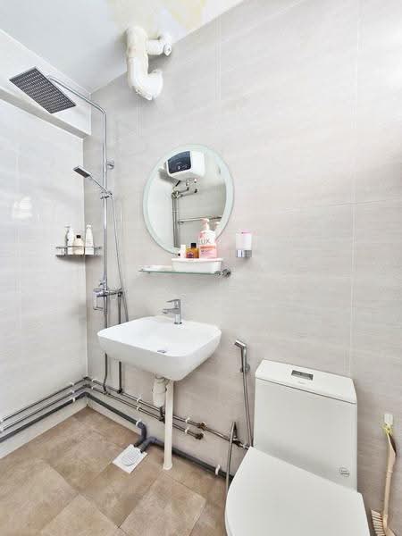 166 Bishan Street 13, 166 Bishan Street 13, 3 Bedrooms, 947 sqft, HDB Flat For Sale, by Adrian Tan, 500244410 - Bathroom - PropertyGuru.com.sg