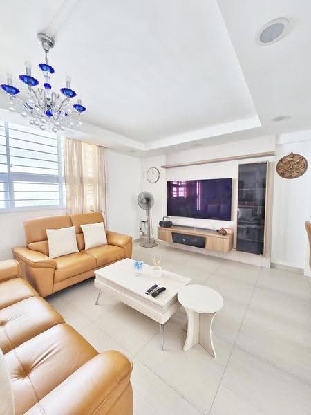 166 Bishan Street 13, 166 Bishan Street 13, 3 Bedrooms, 947 sqft, HDB Flat For Sale, by Adrian Tan, 500244410 - Living Room - PropertyGuru.com.sg