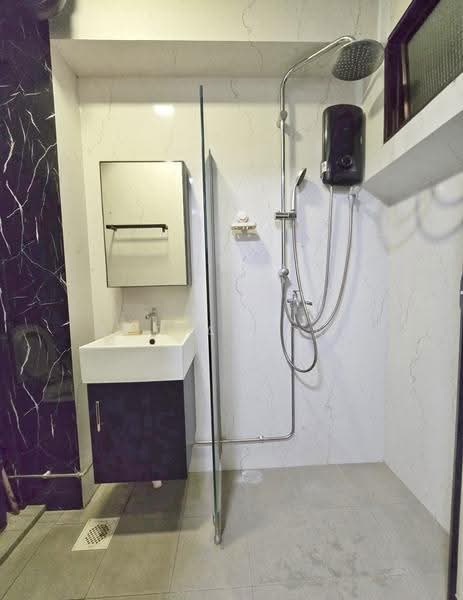 452 Hougang Avenue 10, 452 Hougang Avenue 10, Hougang / Punggol / Sengkang, 3 Bedrooms, 1,184 sqft, HDB Flat For Sale, by Adrian Tan, 500244424 - Bathroom - PropertyGuru.com.sg
