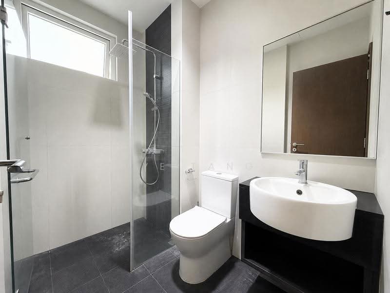 Huge Semi-D 6 Ensuite Room with Lift and Granny Room, Wak Hassan Drive, Sembawang / Yishun, 8 Bedrooms, 4,790 sqft, Semi-Detached House For Sale, by Kye Tang, 500244473 - Guest Bathroom - PropertyGuru.com.sg