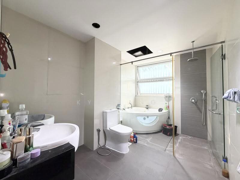 Huge Semi-D 6 Ensuite Room with Lift and Granny Room, Wak Hassan Drive, Sembawang / Yishun, 8 Bedrooms, 4,790 sqft, Semi-Detached House For Sale, by Kye Tang, 500244473 - Jacuzzi Bathroom in Master Bedroom - PropertyGuru.com.sg
