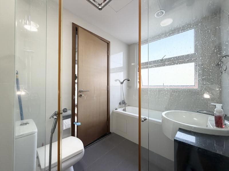 Huge Semi-D 6 Ensuite Room with Lift and Granny Room, Wak Hassan Drive, Sembawang / Yishun, 8 Bedrooms, 4,790 sqft, Semi-Detached House For Sale, by Kye Tang, 500244473 - Bathtub in Junior Master Bedroom - PropertyGuru.com.sg
