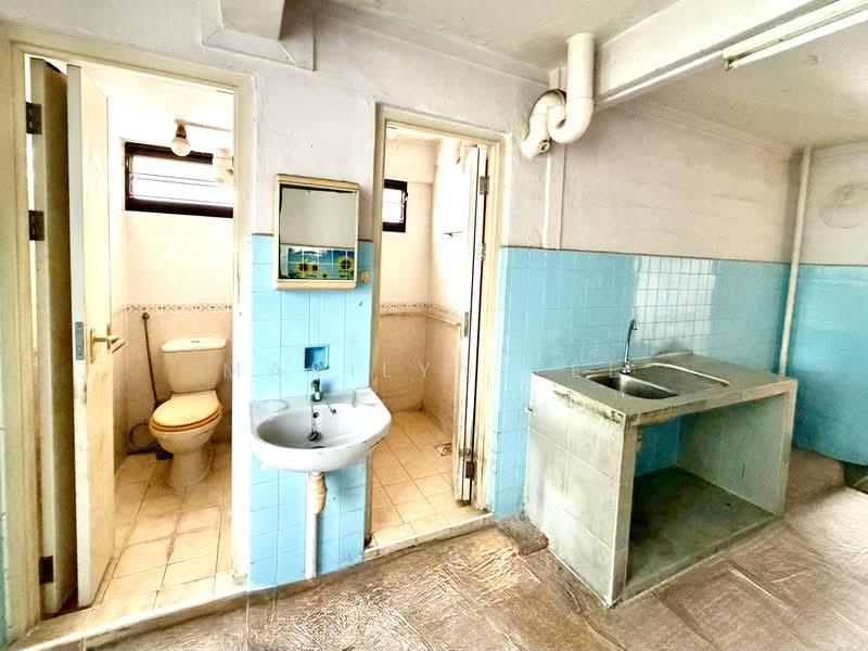 126 Lorong 1 Toa Payoh, 126 Lorong 1 Toa Payoh, 2 Bedrooms, 721 sqft, HDB Flat For Sale, by Marilyn Yee, 500244482 - Bath and WC - PropertyGuru.com.sg