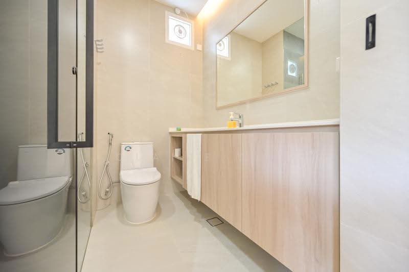 ** New excl listing at D16 along Sennett Drive. Modern and lavishly renovated **, , 5 Bedrooms, 4,102 sqft, Semi-Detached House For Sale, by Claire Tey, 500244502 - Bathroom - PropertyGuru.com.sg