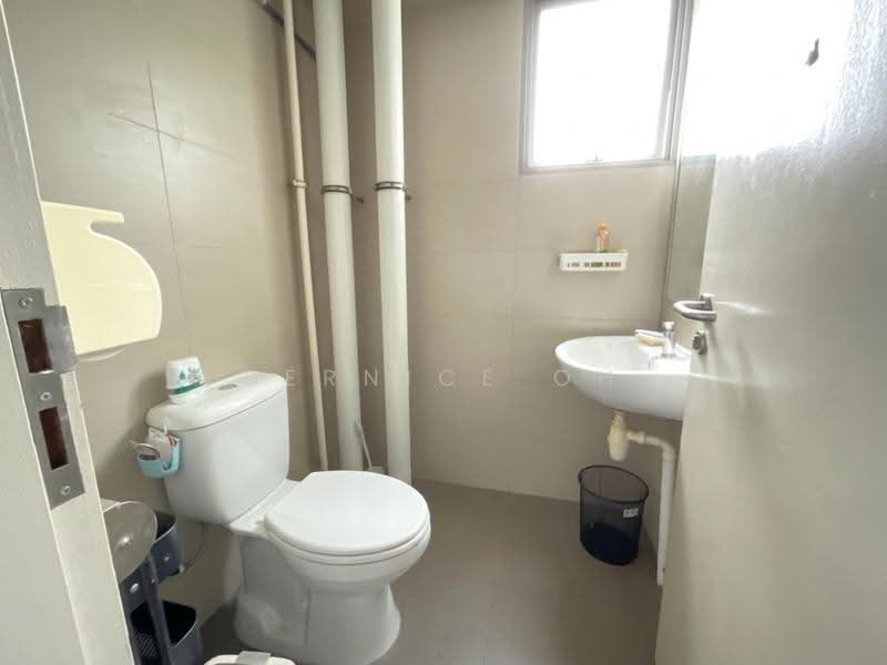 Northpoint Bizhub, 2 Yishun Industrial Street 1, Sembawang / Yishun, 2,600 sqft, Light Industrial (B1) For Rent, by Bernice Oh, 500244553 - Bathroom - CommercialGuru.com.sg