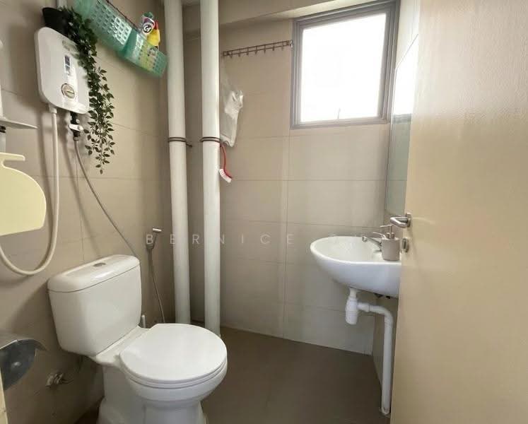 Northpoint Bizhub, 2 Yishun Industrial Street 1, Sembawang / Yishun, 2,600 sqft, Light Industrial (B1) For Rent, by Bernice Oh, 500244553 - Bathroom - CommercialGuru.com.sg