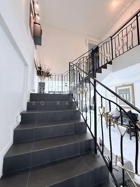 410 Jurong West Street 42, 410 Jurong West Street 42, 3 Bedrooms, 1,615 sqft, HDB Flat For Sale, by SQ Raudha, 500244597 - Stairs - PropertyGuru.com.sg