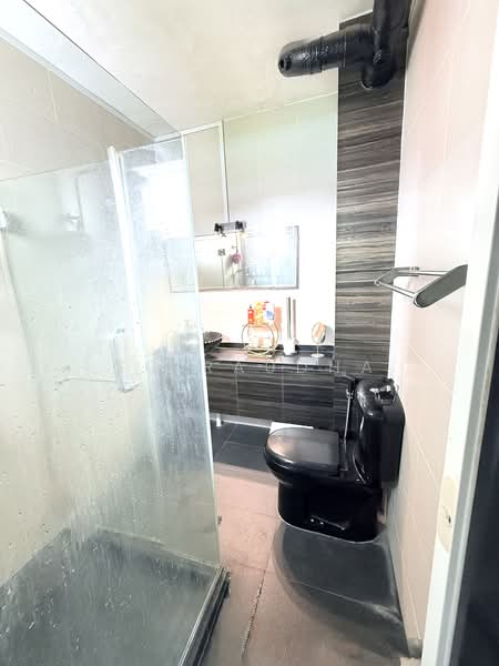 410 Jurong West Street 42, 410 Jurong West Street 42, 3 Bedrooms, 1,615 sqft, HDB Flat For Sale, by SQ Raudha, 500244597 - Master Toilet - PropertyGuru.com.sg
