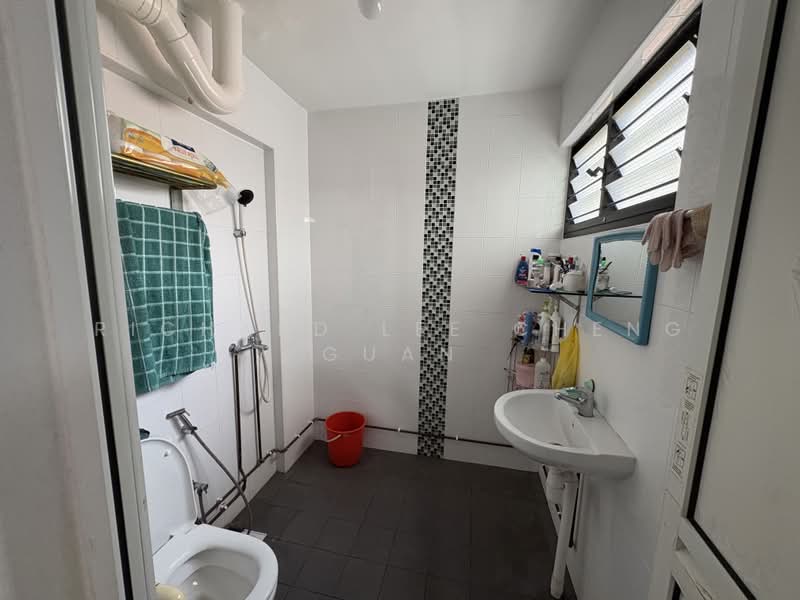 467 Jurong West Street 41, 467 Jurong West Street 41, 3 Bedrooms, 1,302 sqft, HDB Flat For Rent, by Richard Lee Cheng Guan, 500244634 - Bathroom - PropertyGuru.com.sg