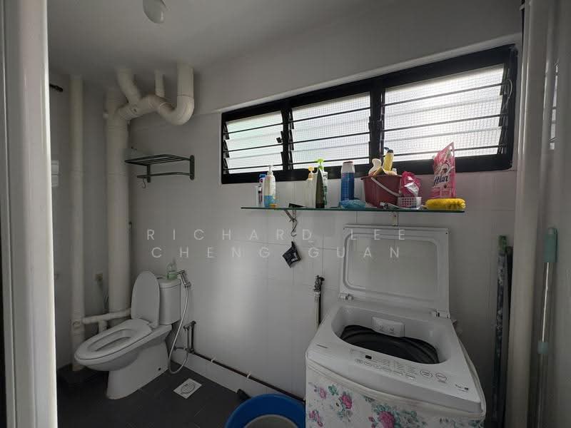 467 Jurong West Street 41, 467 Jurong West Street 41, 3 Bedrooms, 1,302 sqft, HDB Flat For Rent, by Richard Lee Cheng Guan, 500244634 - Bathroom - PropertyGuru.com.sg