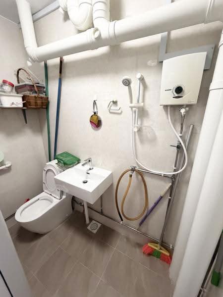 20 Queen's Close, 20 Queen's Close, Alexandra / Commonwealth, Room Rental, 150 sqft, HDB Flat For Rent, by Jaznale Ng, 500244645 - Bathroom - PropertyGuru.com.sg
