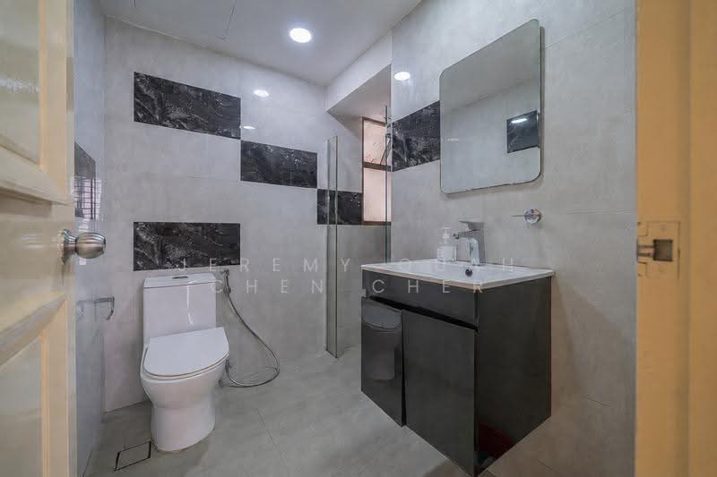 Parkview Apartments, 5 Bukit Batok Street 25, 2 Bedrooms, 980 sqft, Apartment For Sale, by Jeremy Quah Chen Cher, 500244675 - Bathroom - PropertyGuru.com.sg