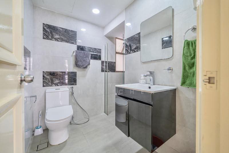 Parkview Apartments, 5 Bukit Batok Street 25, Dairy Farm / Bukit Panjang / Choa Chu Kang, 2 Bedrooms, 980 sqft, Apartment For Sale, by Jeremy Quah Chen Cher, 500244675 - Bathroom - PropertyGuru.com.sg