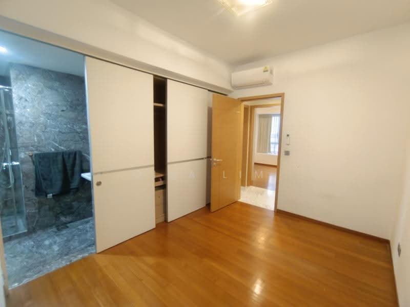 Suites @ Cairnhill, 138 Cairnhill Road, 4 Bedrooms, 1,830 sqft, Condominium For Rent, by Gina Lim, 500244698 - Junior Master Bedroom & ensuites - PropertyGuru.com.sg