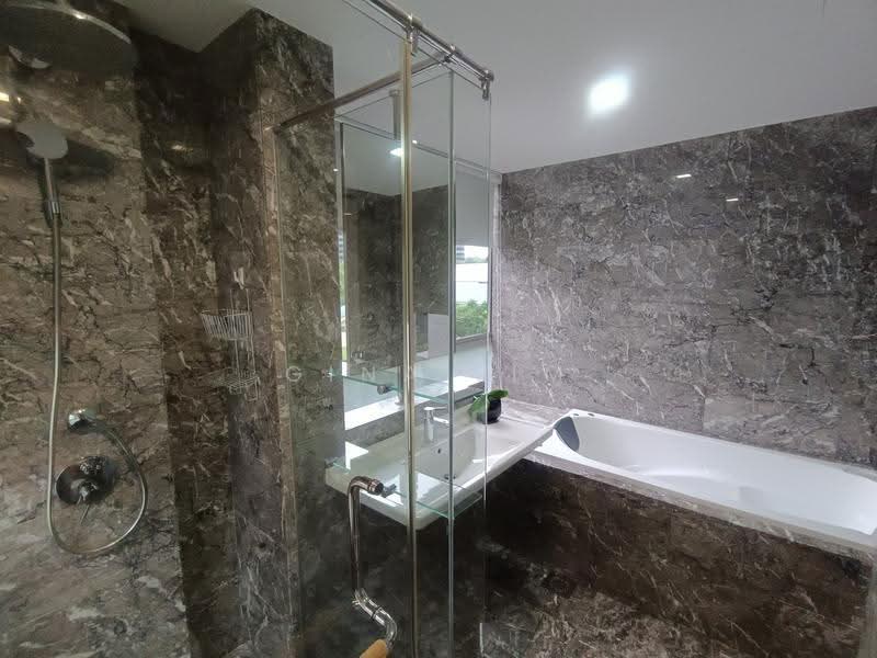 Suites @ Cairnhill, 138 Cairnhill Road, 4 Bedrooms, 1,830 sqft, Condominium For Rent, by Gina Lim, 500244698 - Bathroom - PropertyGuru.com.sg