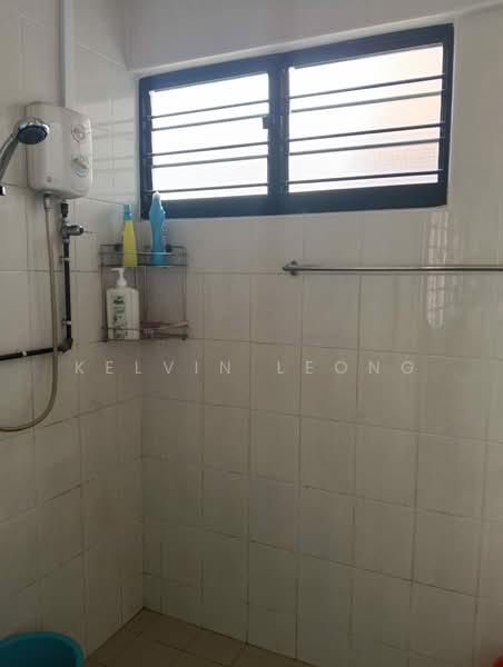 430 Jurong West Avenue 1, 430 Jurong West Avenue 1, 3 Bedrooms, 1,108 sqft, HDB Flat For Sale, by Kelvin Leong, 500244727 - Bathroom - PropertyGuru.com.sg