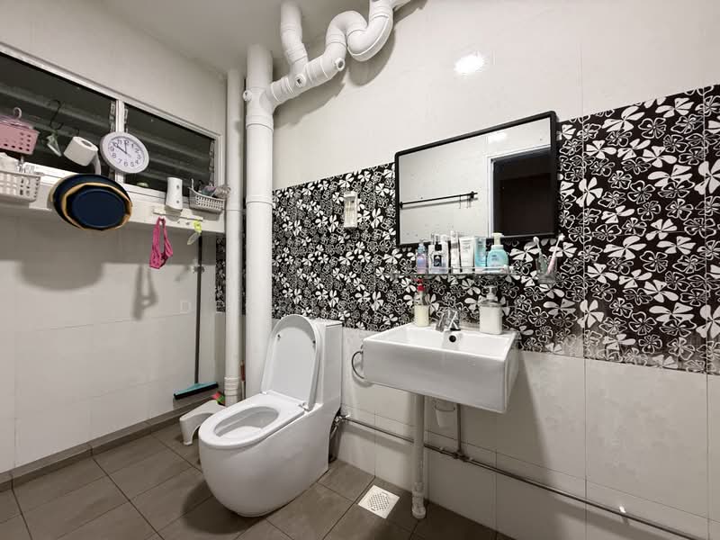 842 Jurong West Street 81, 842 Jurong West Street 81, 4 Bedrooms, 1,582 sqft, HDB Flat For Sale, by Derrick Goh, 500244798 - Bathroom - PropertyGuru.com.sg