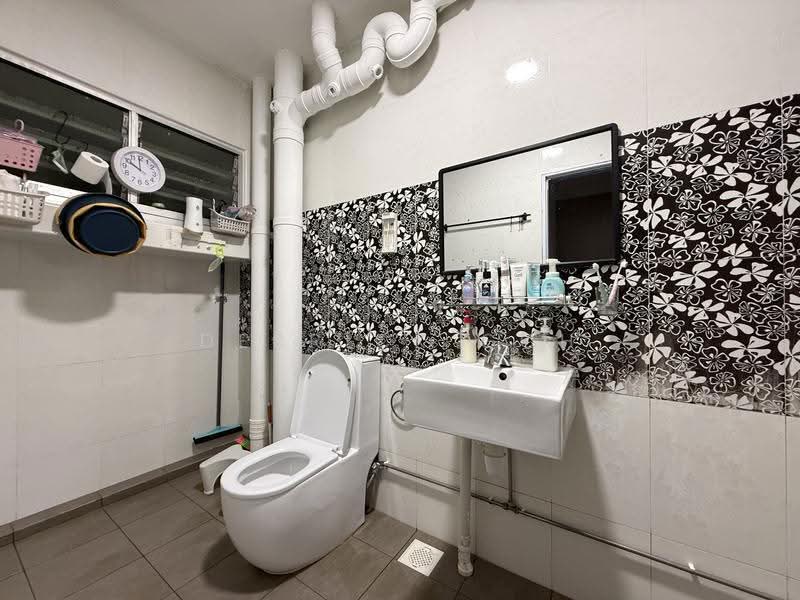 842 Jurong West Street 81, 842 Jurong West Street 81, 4 Bedrooms, 1,582 sqft, HDB Flat For Sale, by Derrick Goh, 500244798 - Bathroom - PropertyGuru.com.sg