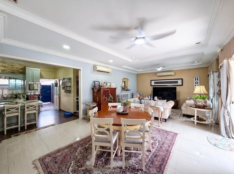 Cheap Sembawang 999 Year Terrace 3 mins walk to mall, Sembawang Road, Jalan Salang, Sembawang Walk, Jalan Kemuning, Jalan Jeruju, Jalan Serengam, Sembawang / Yishun, 4 Bedrooms, 2,700 sqft, Terraced House For Sale, by Roxine Ang, 500244838 - Living Room - PropertyGuru.com.sg