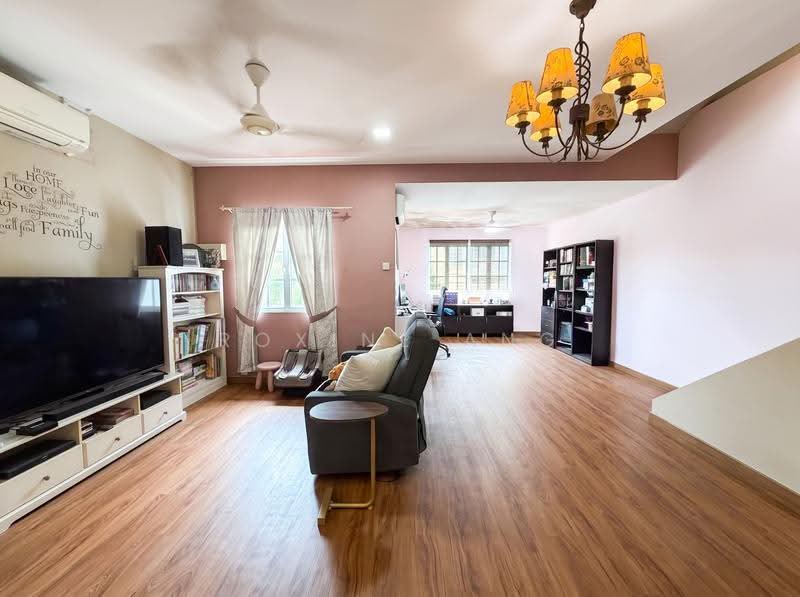 Cheap Sembawang 999 Year Terrace 3 mins walk to mall, Sembawang Road, Jalan Salang, Sembawang Walk, Jalan Kemuning, Jalan Jeruju, Jalan Serengam, Sembawang / Yishun, 4 Bedrooms, 2,700 sqft, Terraced House For Sale, by Roxine Ang, 500244838 - Living Room - PropertyGuru.com.sg