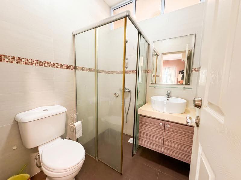 Cheap Sembawang 999 Year Terrace 3 mins walk to mall, Sembawang Road, Jalan Salang, Sembawang Walk, Jalan Kemuning, Jalan Jeruju, Jalan Serengam, Sembawang / Yishun, 4 Bedrooms, 2,700 sqft, Terraced House For Sale, by Roxine Ang, 500244838 - Bathroom - PropertyGuru.com.sg